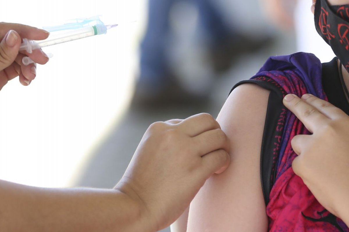 Ao anunciar a distribuição de doses pediátricas, Ministério da Saúde volta a orientar aval médico antes da imunização