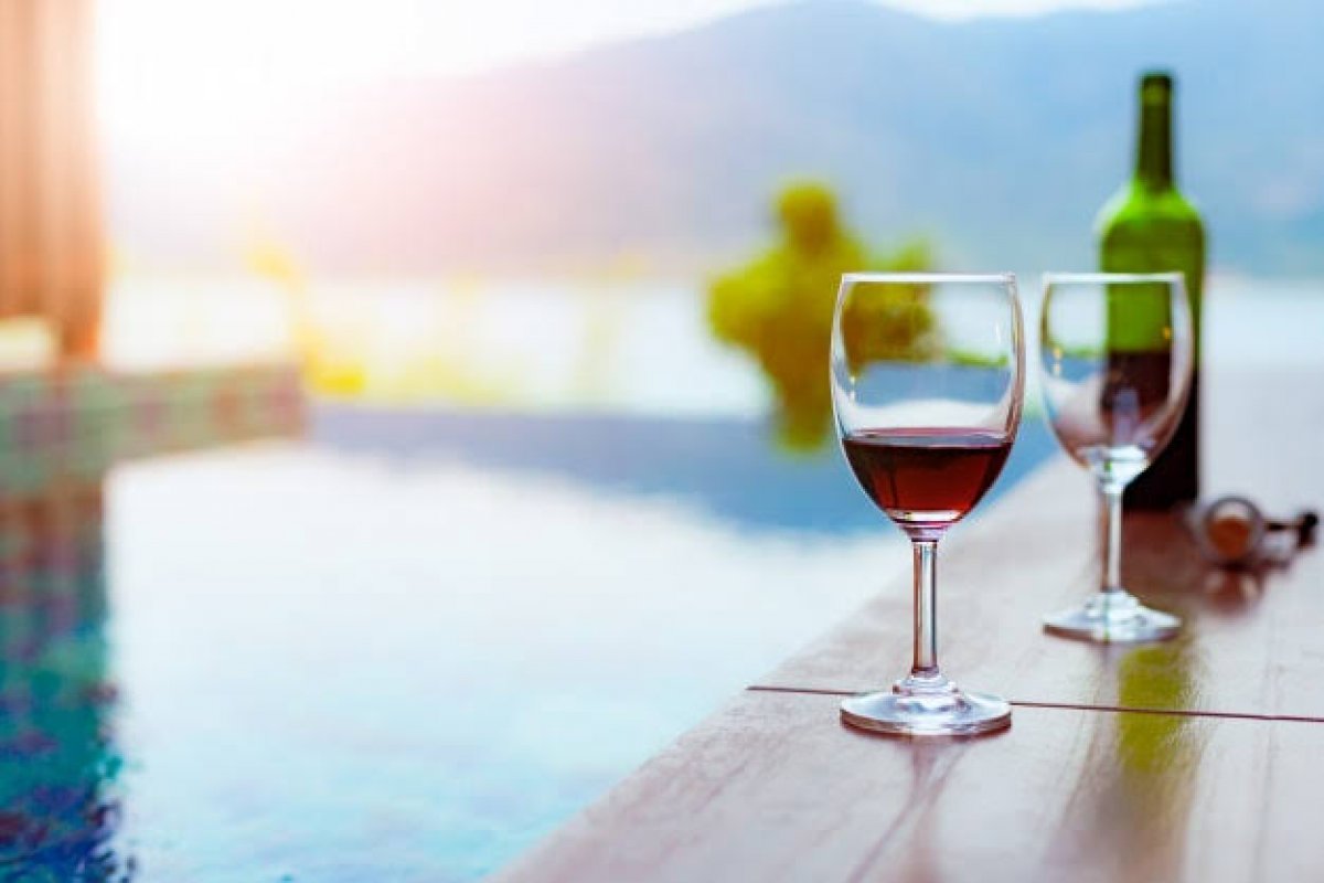O verão é tinto!  Confira sugestões de dez vinhos tintos para a estação mais quente do ano