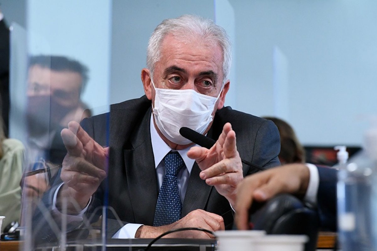 Otto Alencar mostra carteira de vacinação contra a Covid-19 para combater fake news