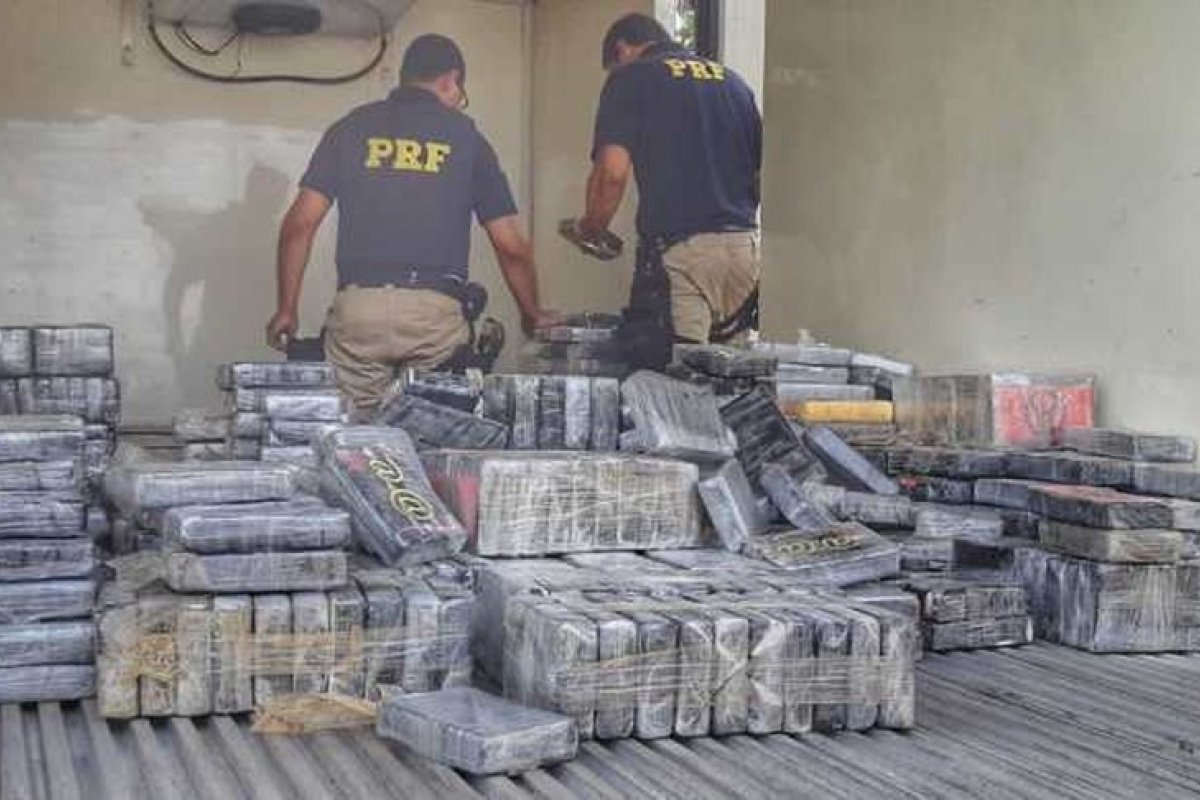 Duas pessoas são presas com quase uma tonelada de cocaína 