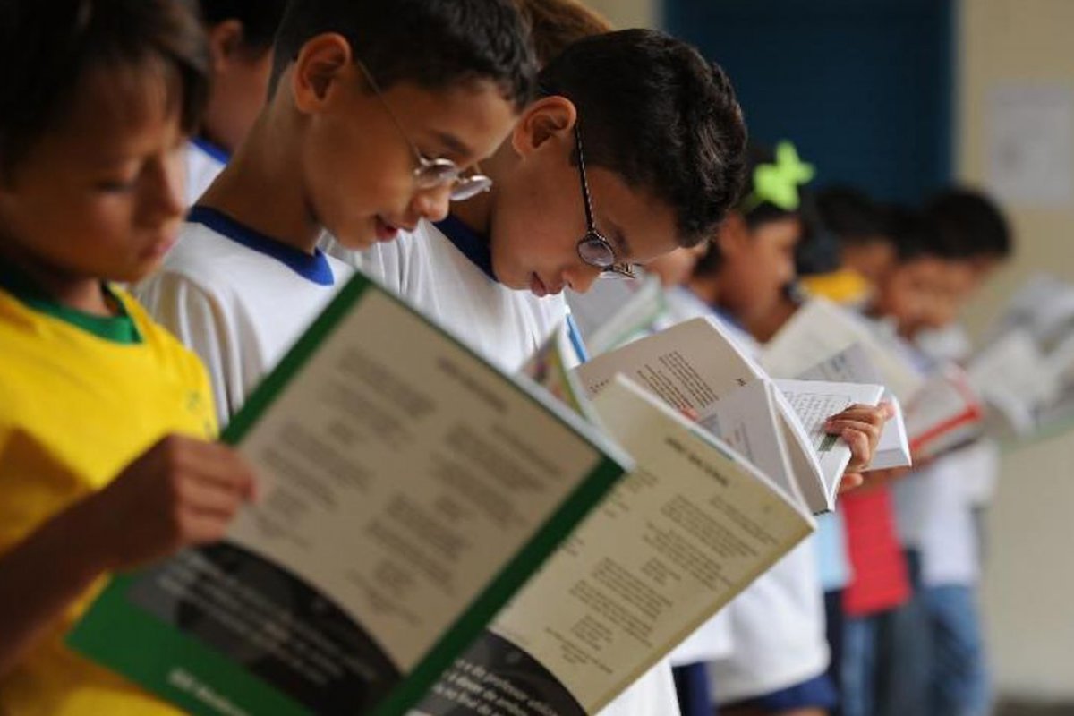 “Sem desculpas, mantenham as escolas abertas”, declara a diretora-executiva do Unicef