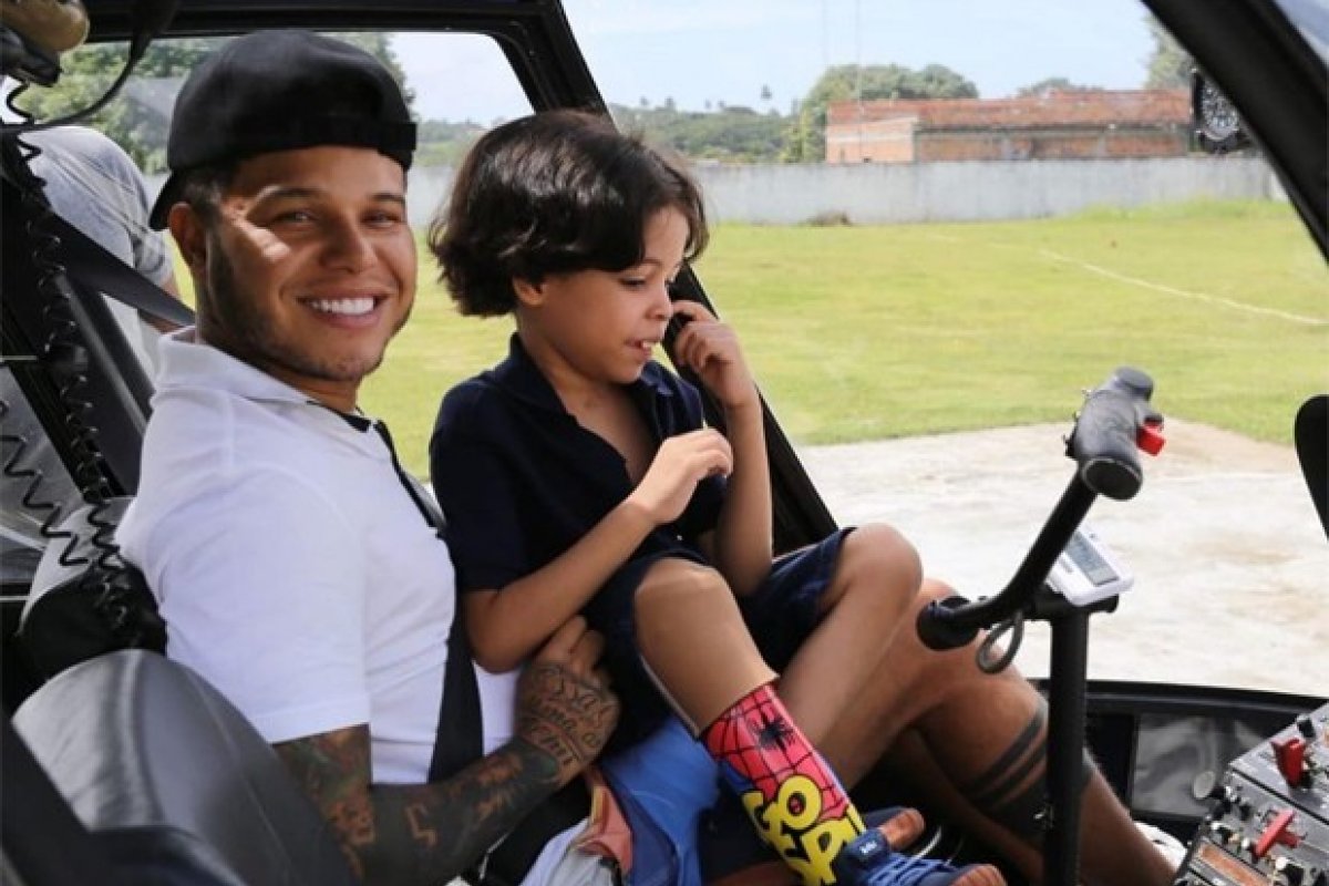 Tierry parabeniza o filho, Adriel, pelos 7 anos  