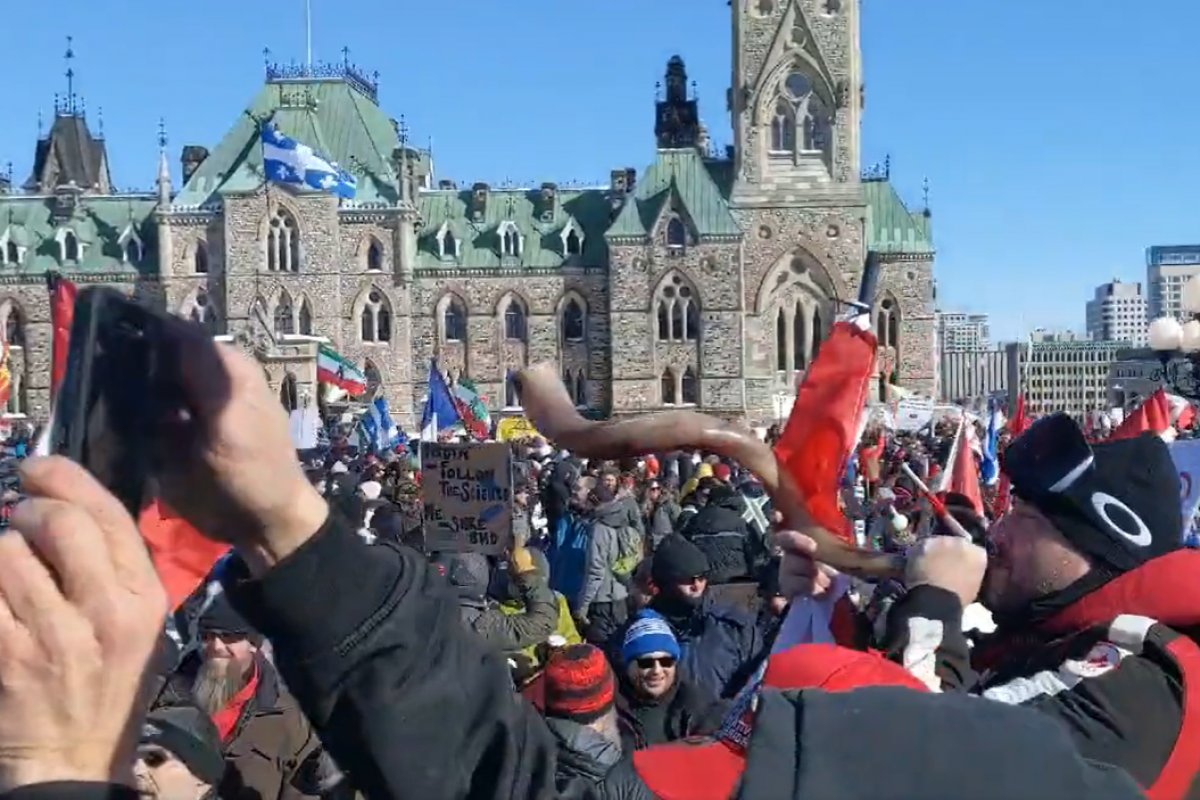 Vídeo: Milhares de pessoas protestam contra o passaporte vacinal em Ottawa, no Canadá 