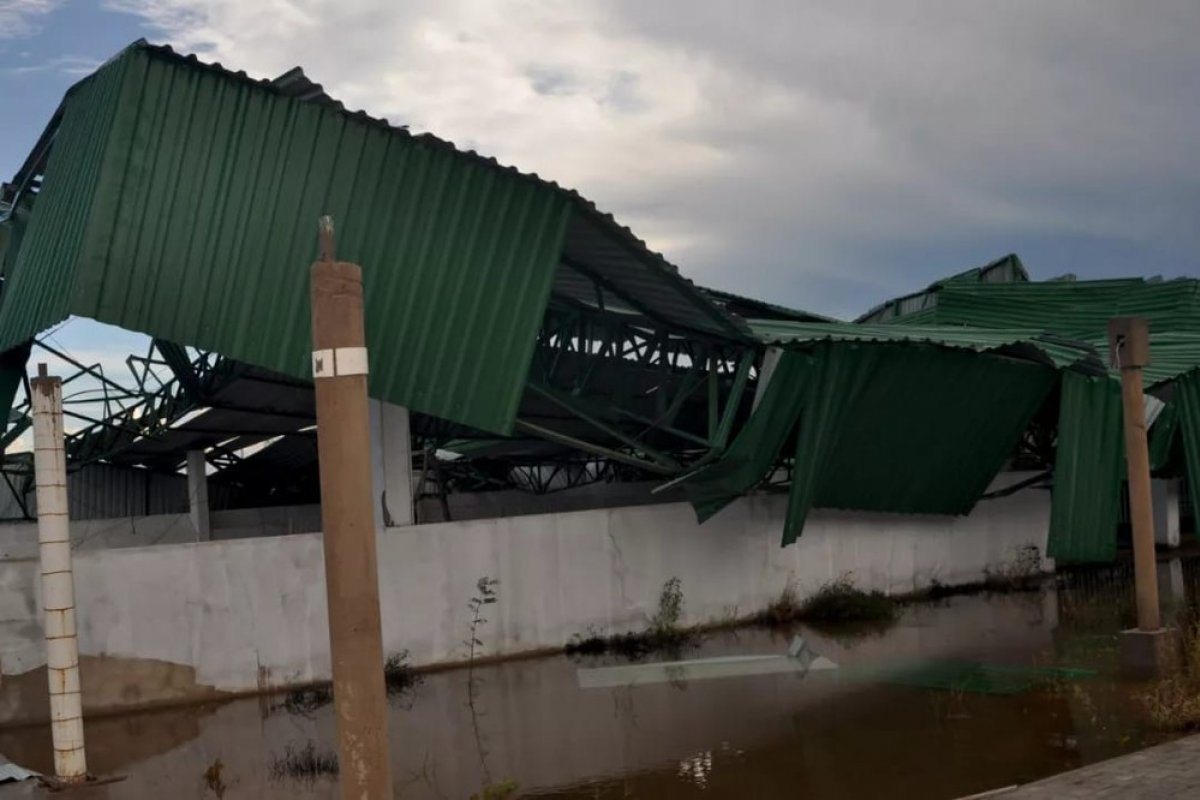 Teto e paredes de escola construída ao lado de uma lagoa desabam no sudoeste da Bahia
