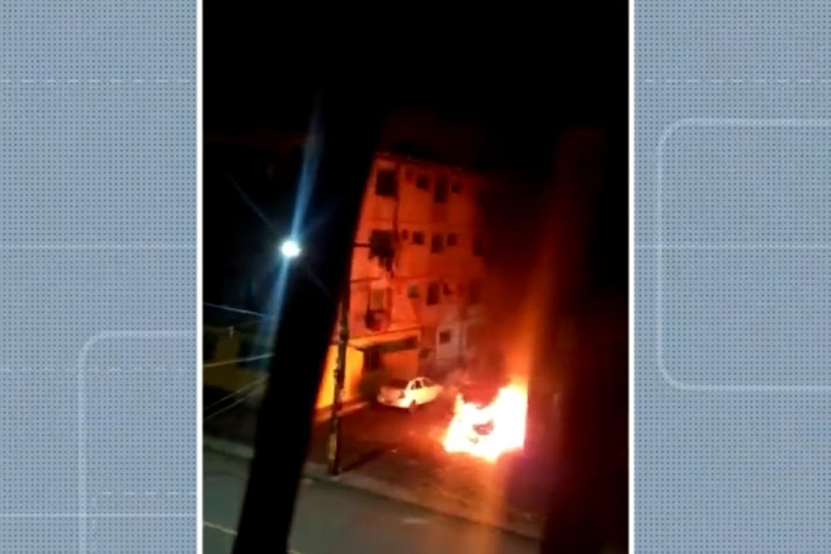 Carro pega fogo no bairro de Cajazeiras, em Salvador