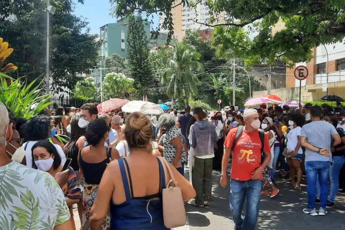 Vídeo: professores participam de protesto contra secretário municipal de Salvador 