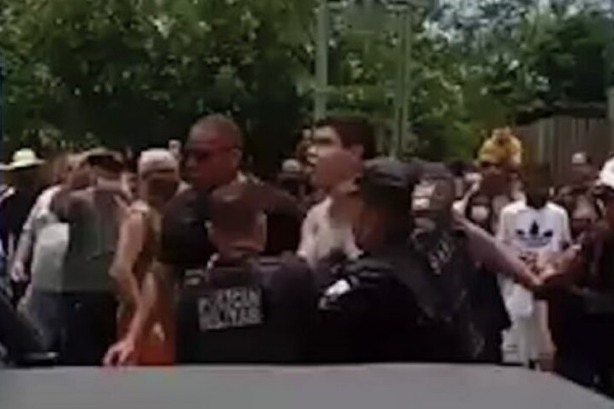 Homem é levado para delegacia após tentar jogar ovo em Bolsonaro no RJ