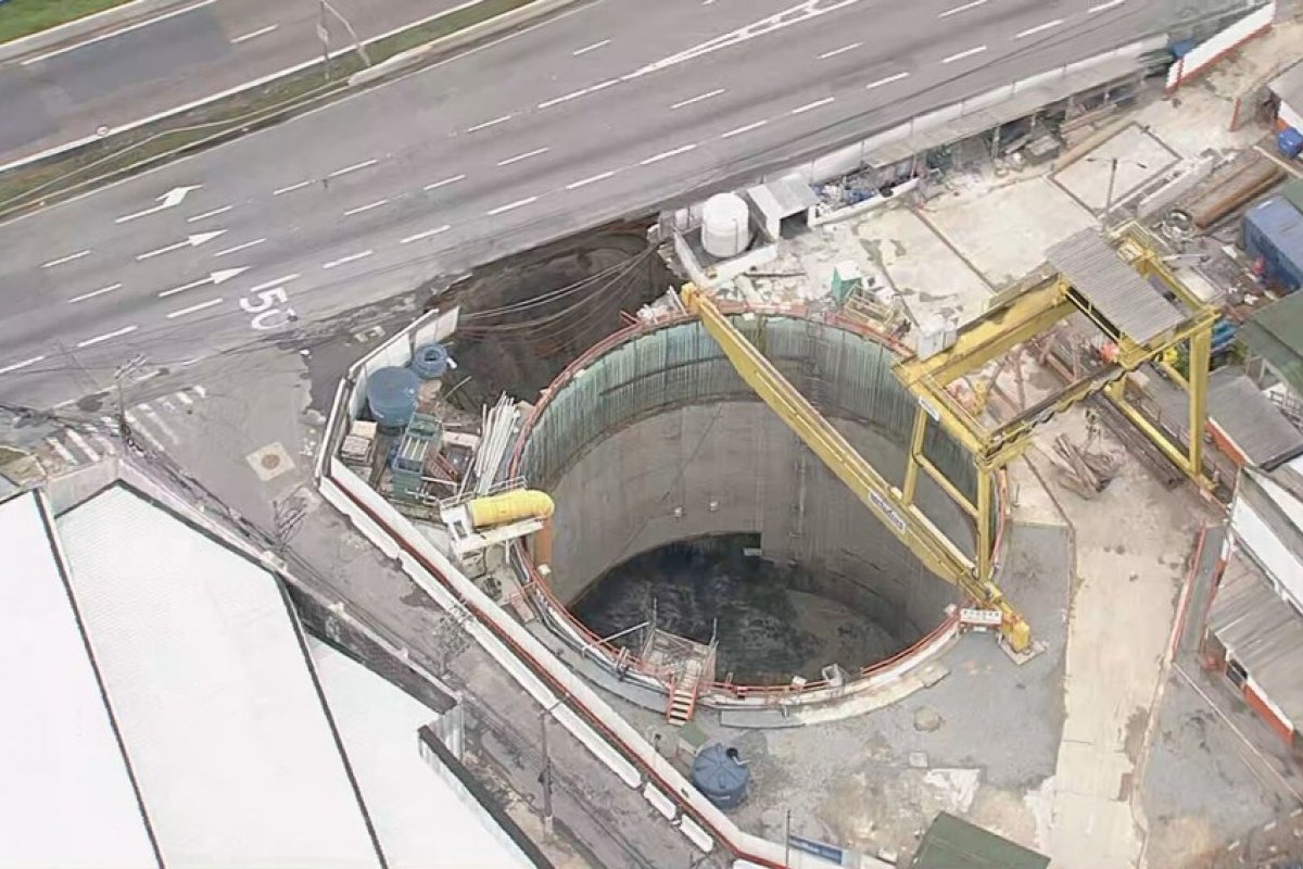 Obra do Metrô cede e abre cratera na Marginal Tietê, em São P