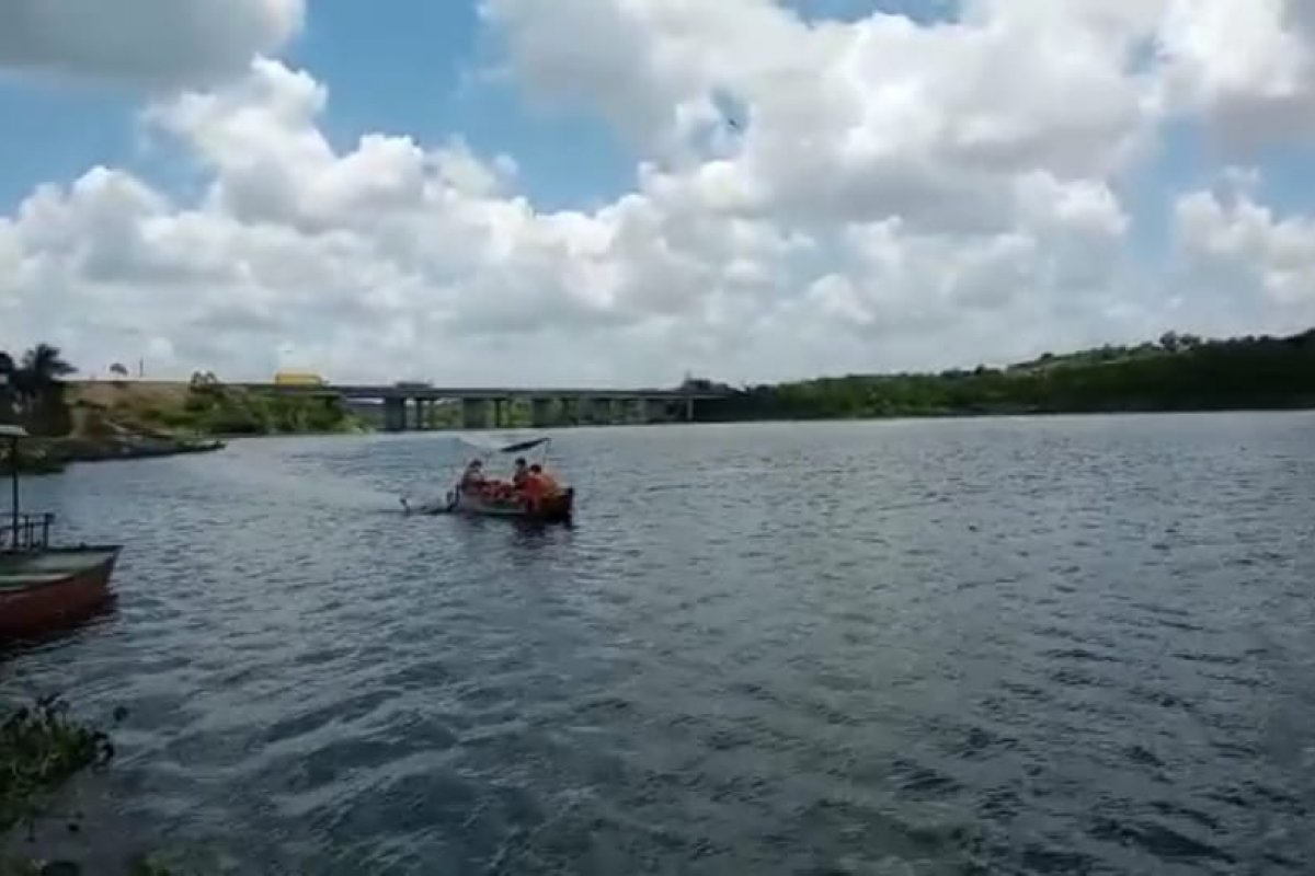 Bombeiros recuperam corpo no Rio Jacuípe
