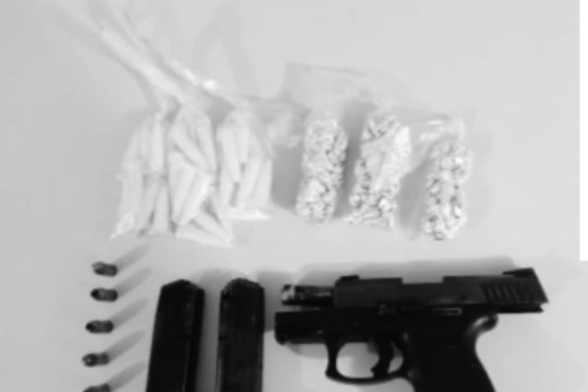 Polícia apreende pistola e drogas com suspeito de tráfico no bairro de Águas Claras, em Salvador