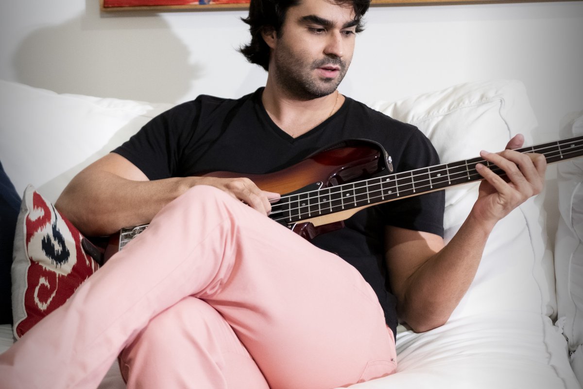 Com músicas finalizadas no lendário Abbey Road Studios, em Londres, o brasileiro Victor Canella lança seu single de estreia: "For showing me" 