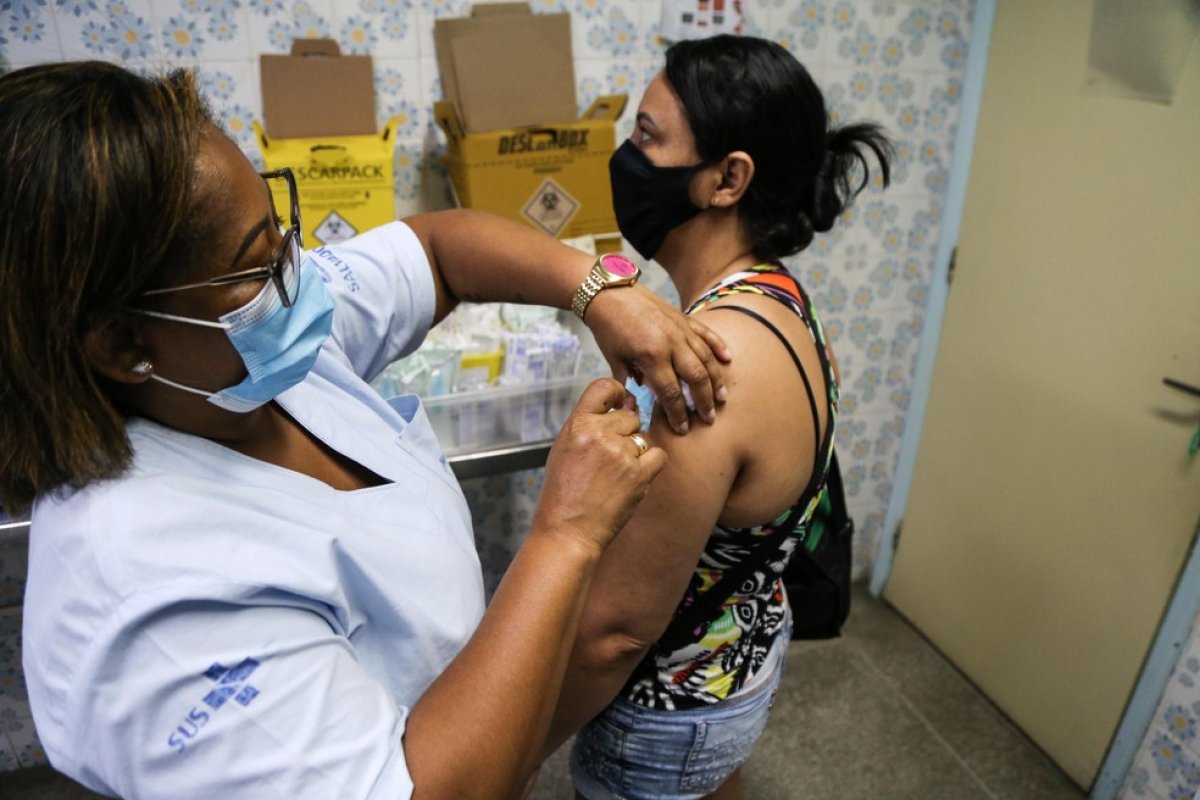 Taxa de vacinados com dose reforço contra Covid-19 em Salvador é menor que 40%, diz SMS
