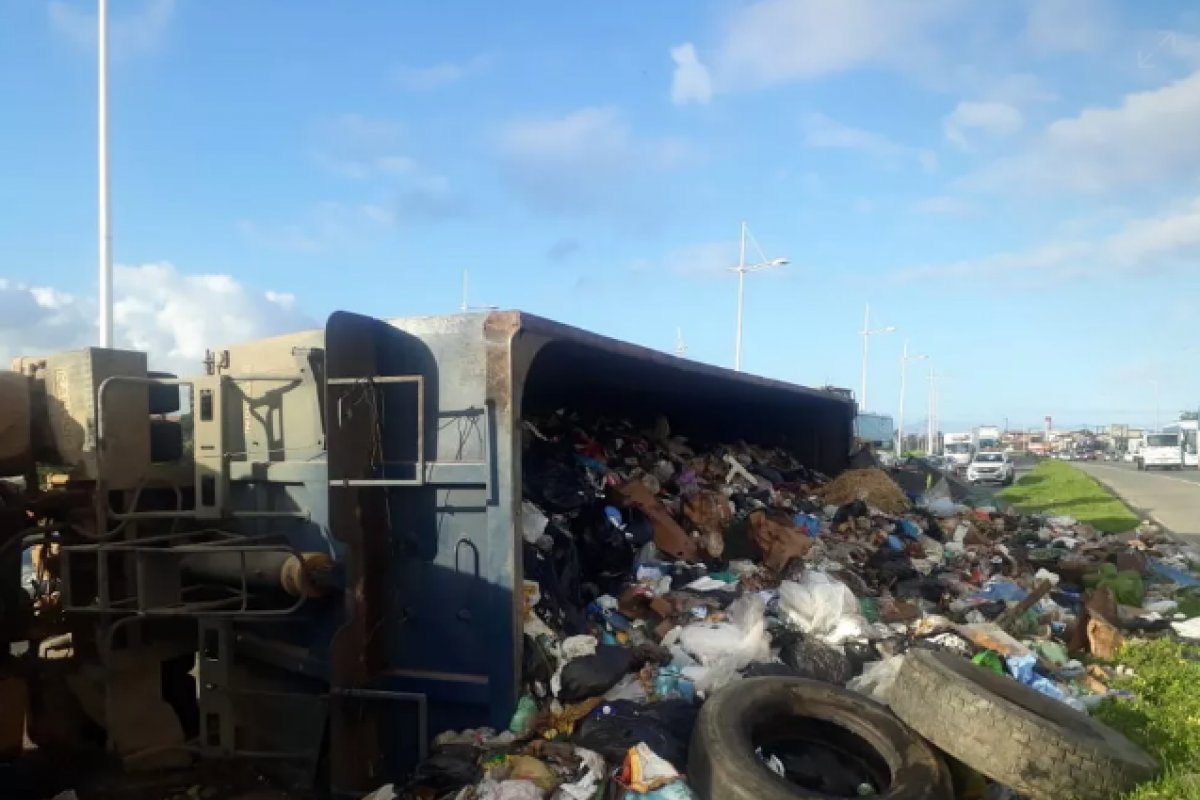 Carreta de lixo tomba na BR 324 e deixa trecho interditado