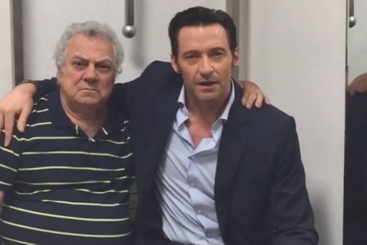 Ator Hugh Jackman presta homenagem a Isaac Bardavid, dublador de Wolverine no Brasil
