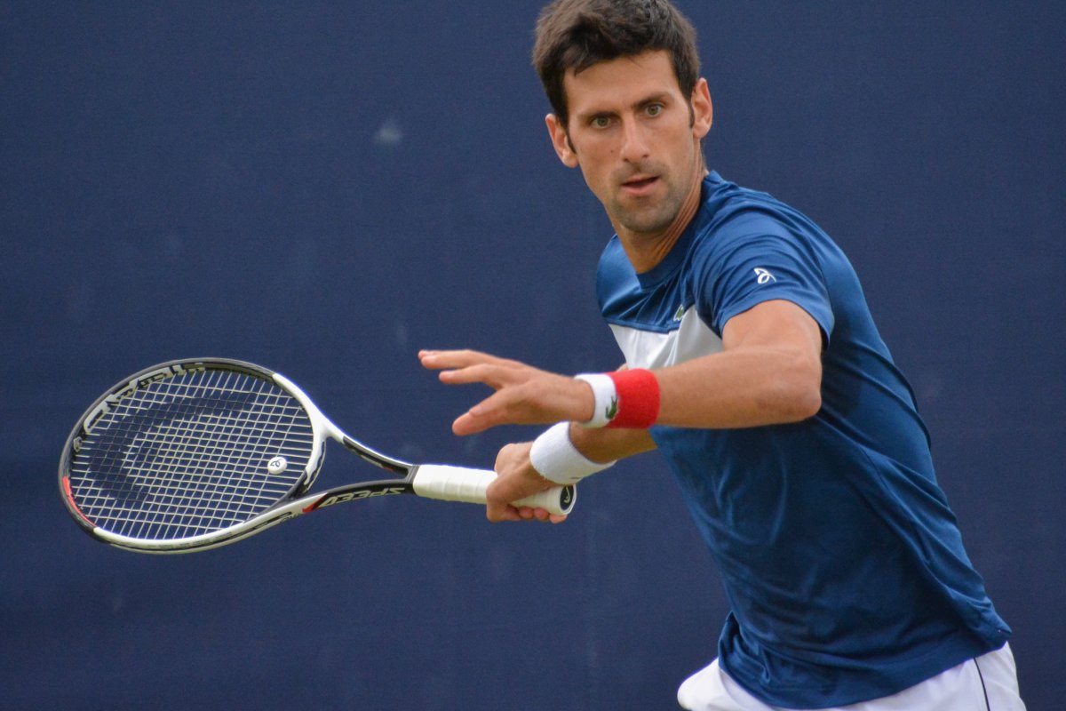 Segundo biógrafo, Djokovic cedeu e deve se vacinar contra a covid-19