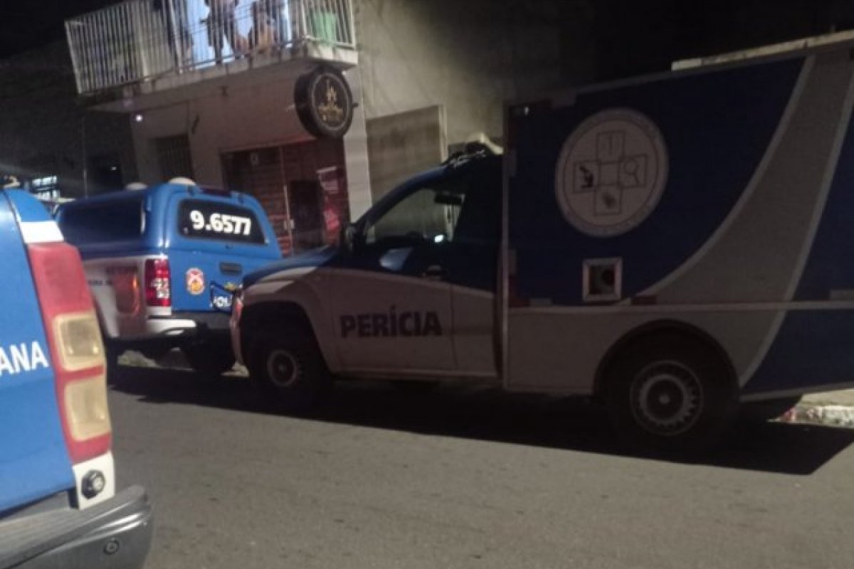 Mulher é assassinada no sofá de casa em Feira de Santana 