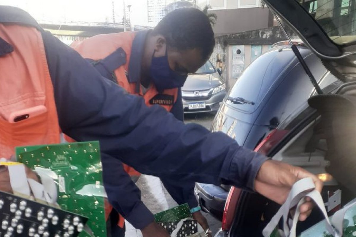 Homem é detido após roubar painel de led usado para informar motoristas