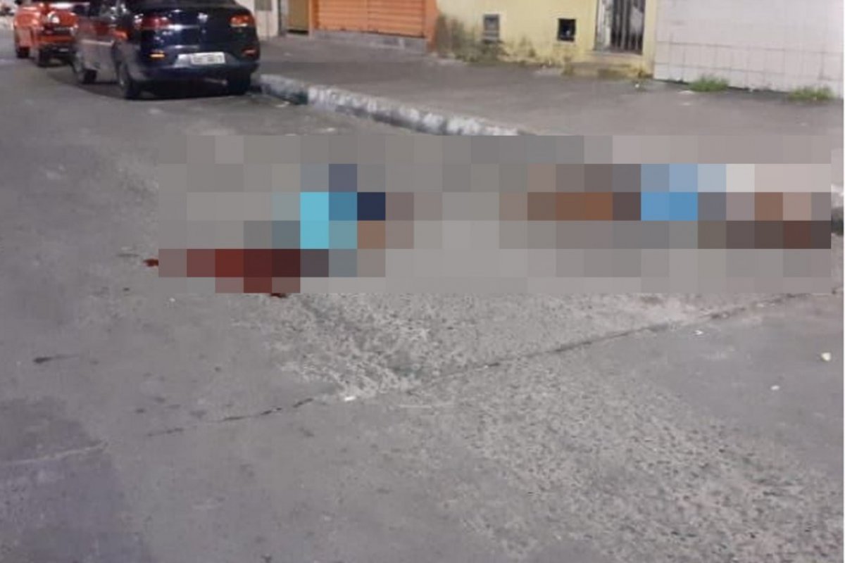 Suspeito em carro dispara tiros contra dois homens na Praça da Revolução, em Periperi 
