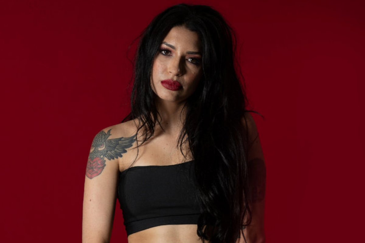 Juliane Hooper faz sua estreia musical com lançamento da canção “Soulless”
