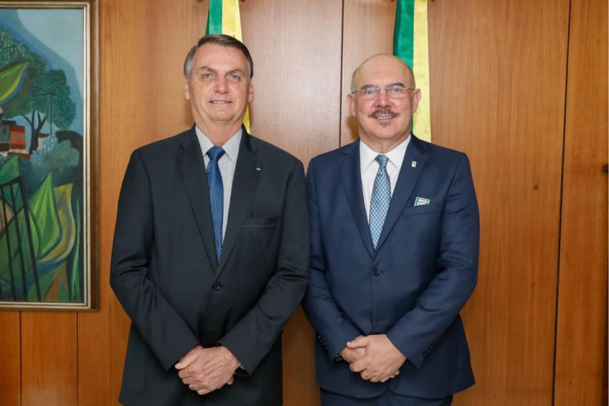 Bolsonaro e ministro da Educação assinam portaria que oficializa reajuste de professores 