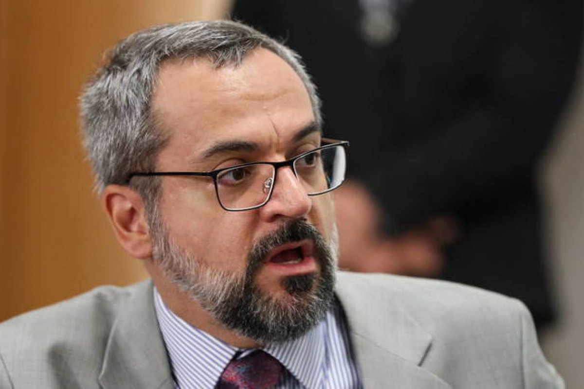 Após decisão da Justiça, Weintraub presta depoimento na PF  