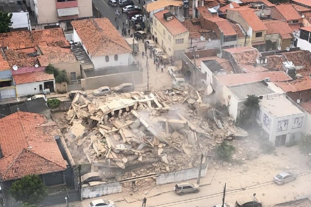 Prédio residencial desaba em Fortaleza 