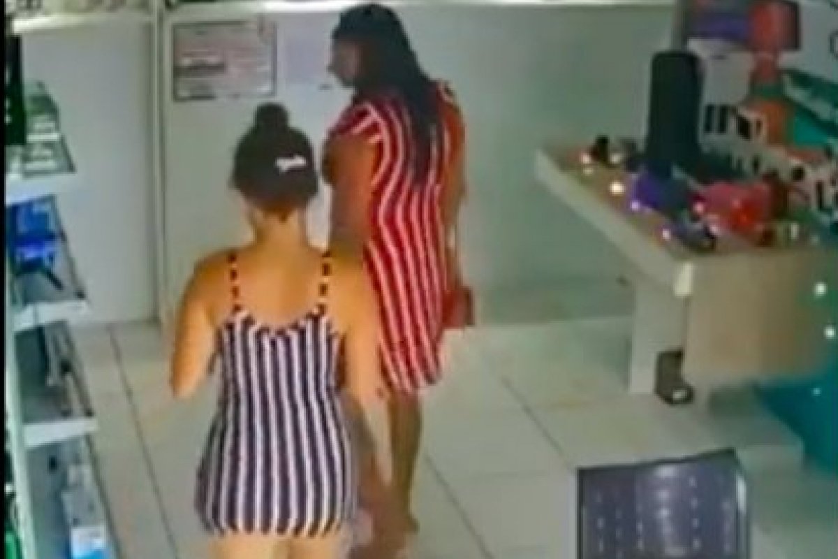 Mulher furta caixa de som de R$ 90 e esconde produto entre as pernas 