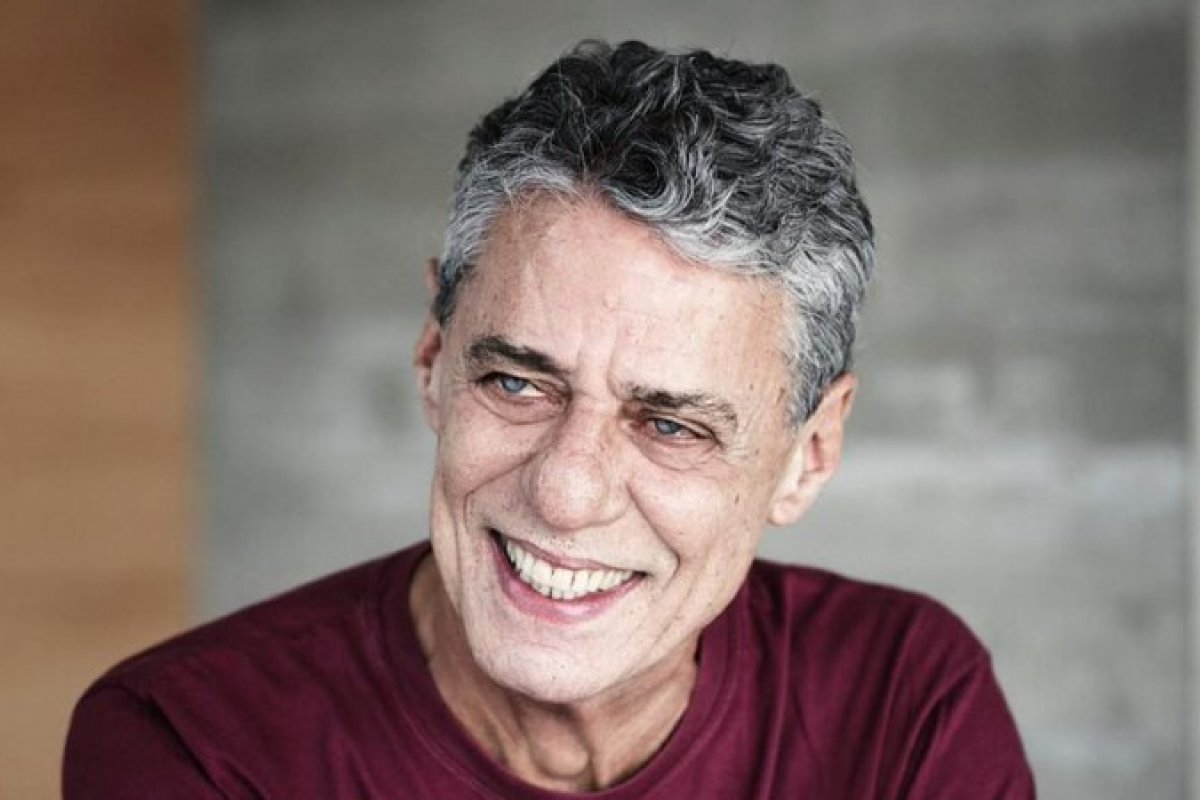 Chico Buarque retira duas músicas do repertório por estarem “datadas”