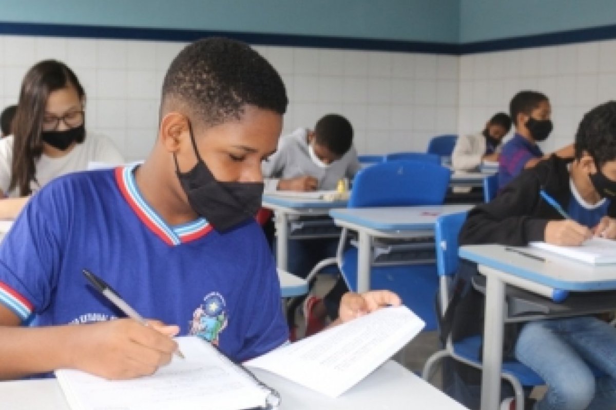 Estudantes maiores de 18 anos deverão apresentar comprovante de vacinação para acesso às escolas na Bahia 