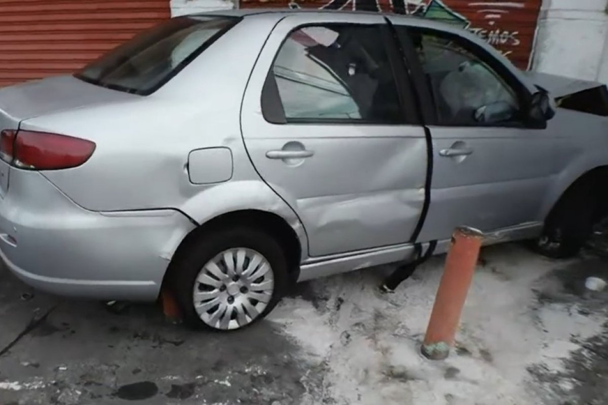 Carro invade calçada, bate em portão de imóvel e deixa pai e filho feridos 