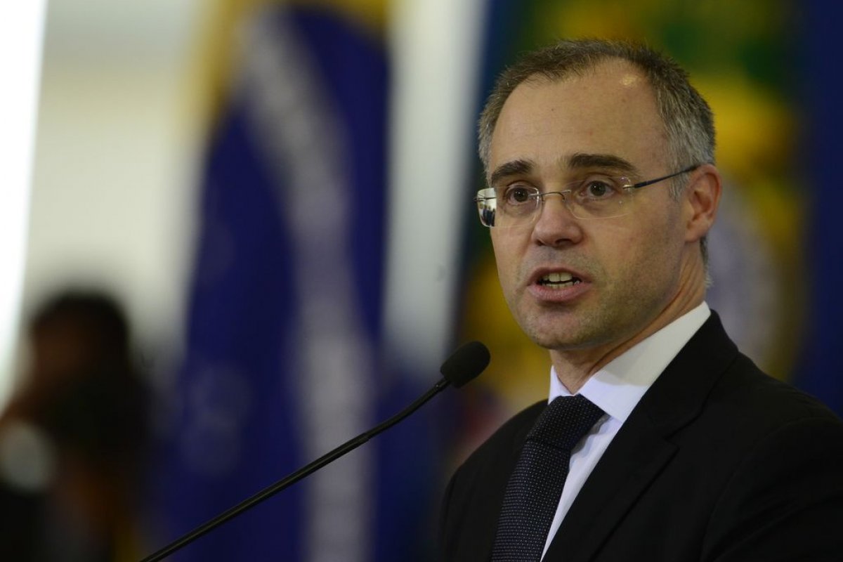 André Mendonça pede vista em ação que julga monitoramento de jornalistas pelo governo