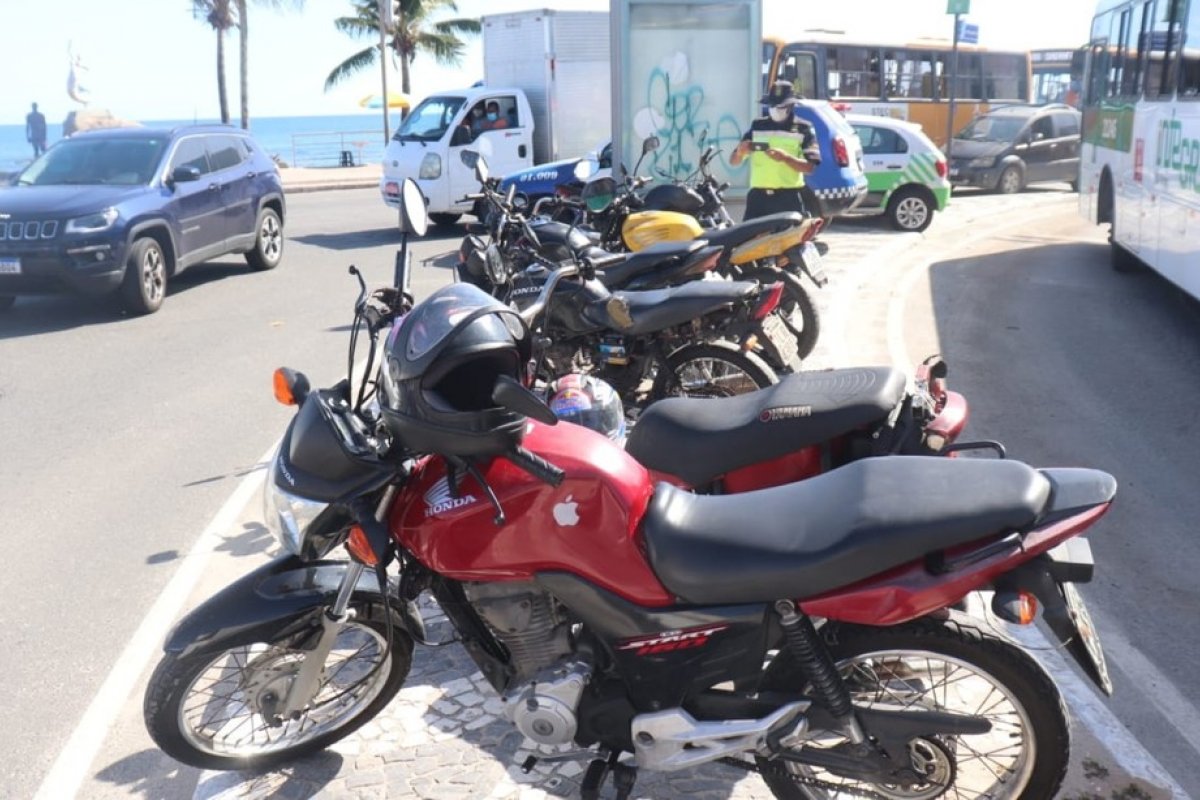 Operação da Polícia Civil apreende mais de 20 veículos na orla de Salvador 