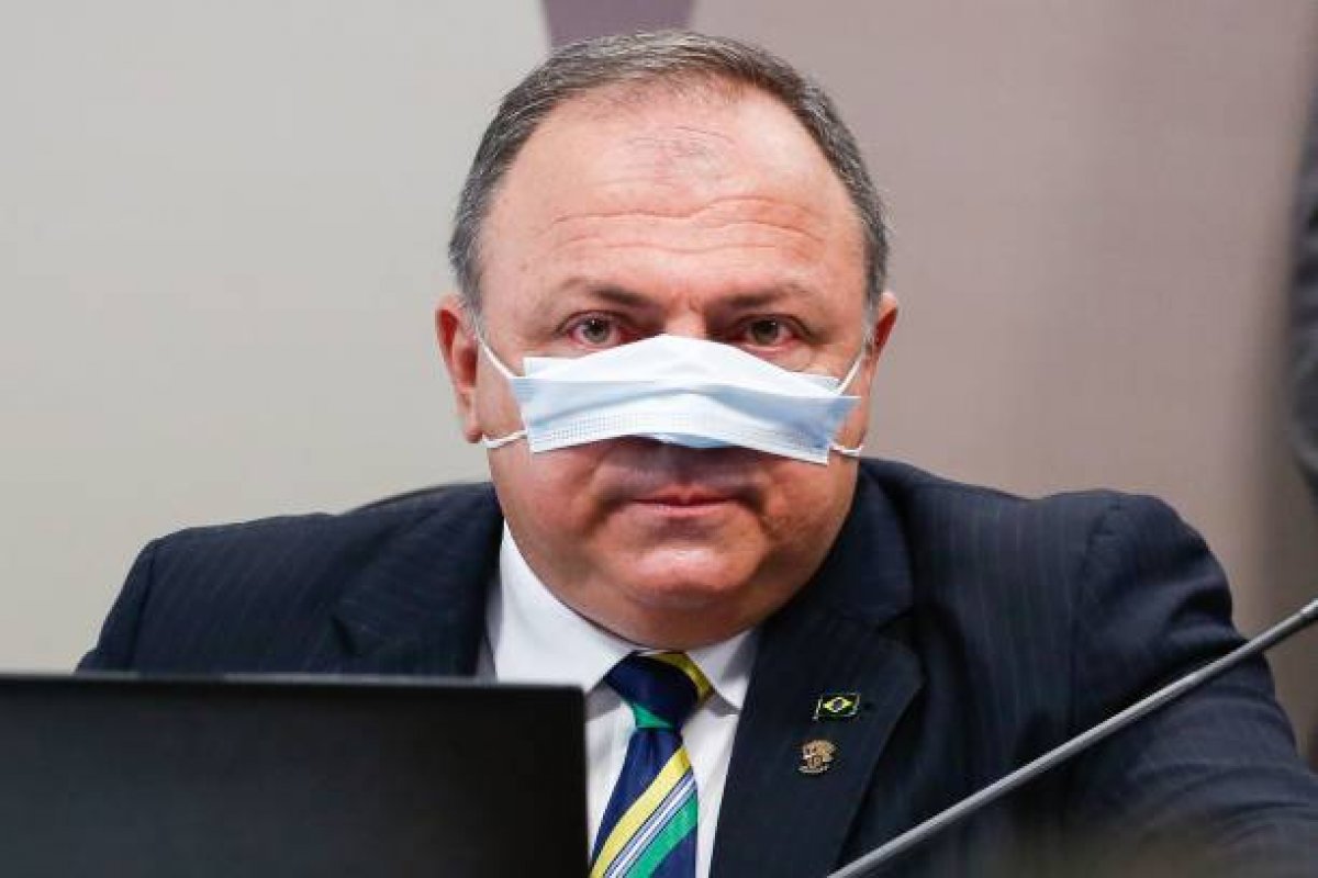 Eduardo Pazuello vai para a reserva do Exército 