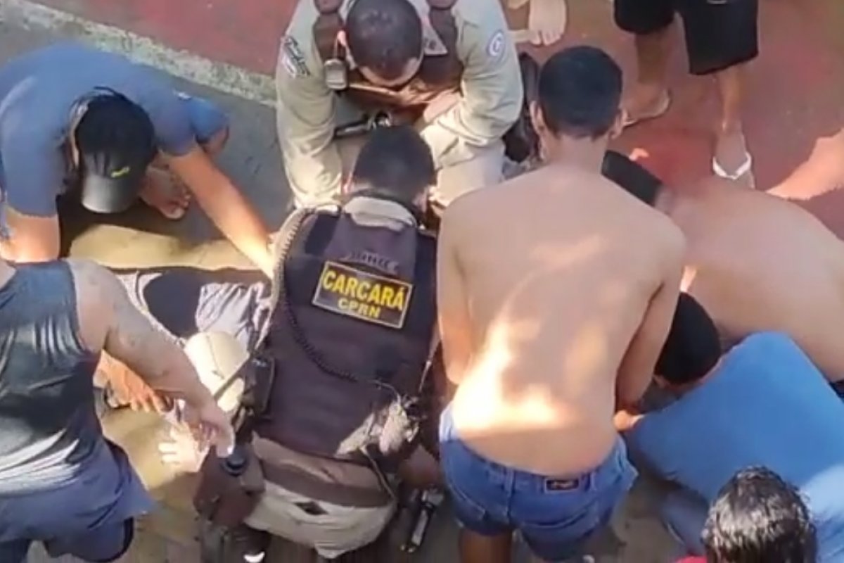 Policiais resgatam vítima de afogamento no Rio São Francisco