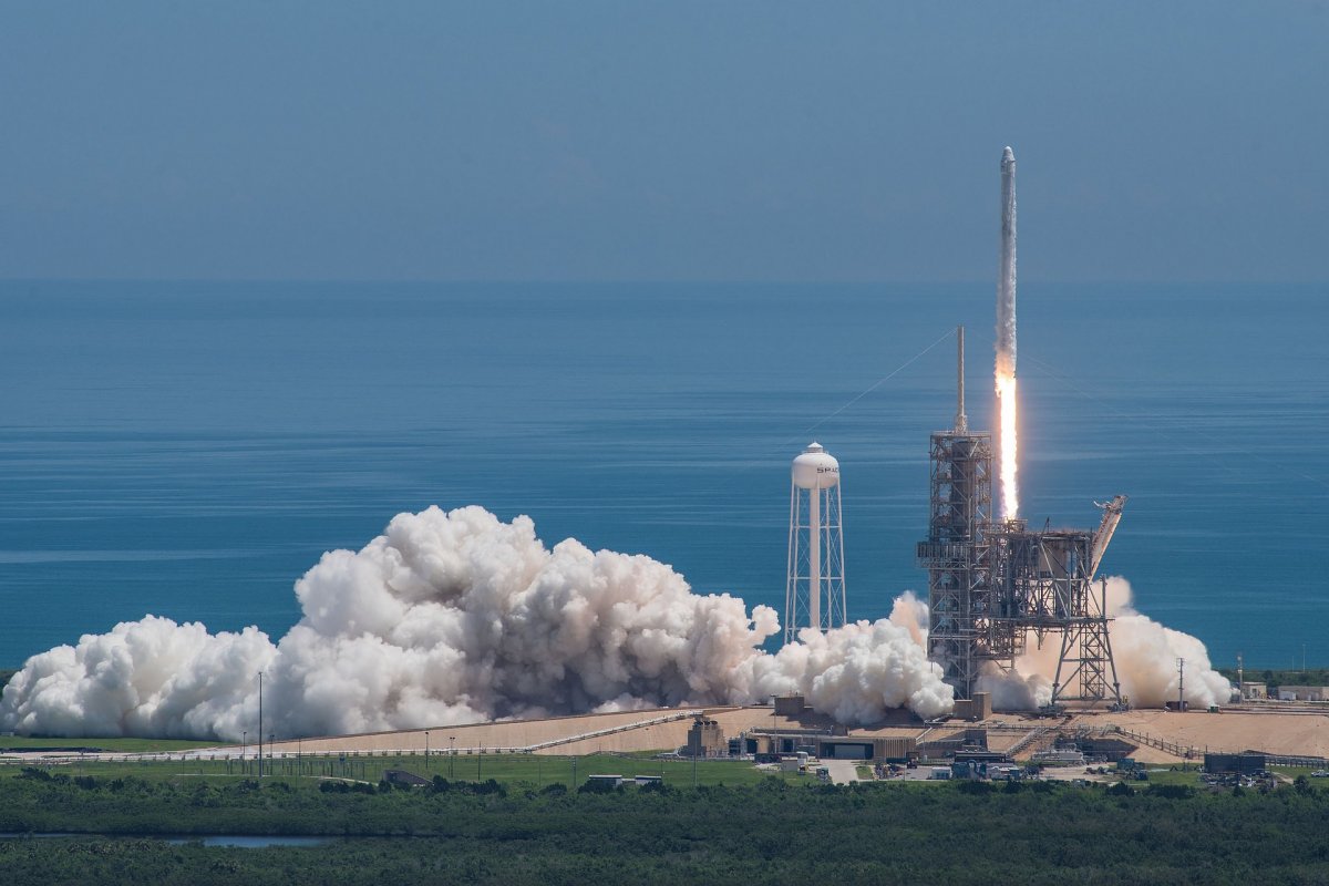 Tempestade geomagnética destrói satélites de distribuição de internet da SpaceX 