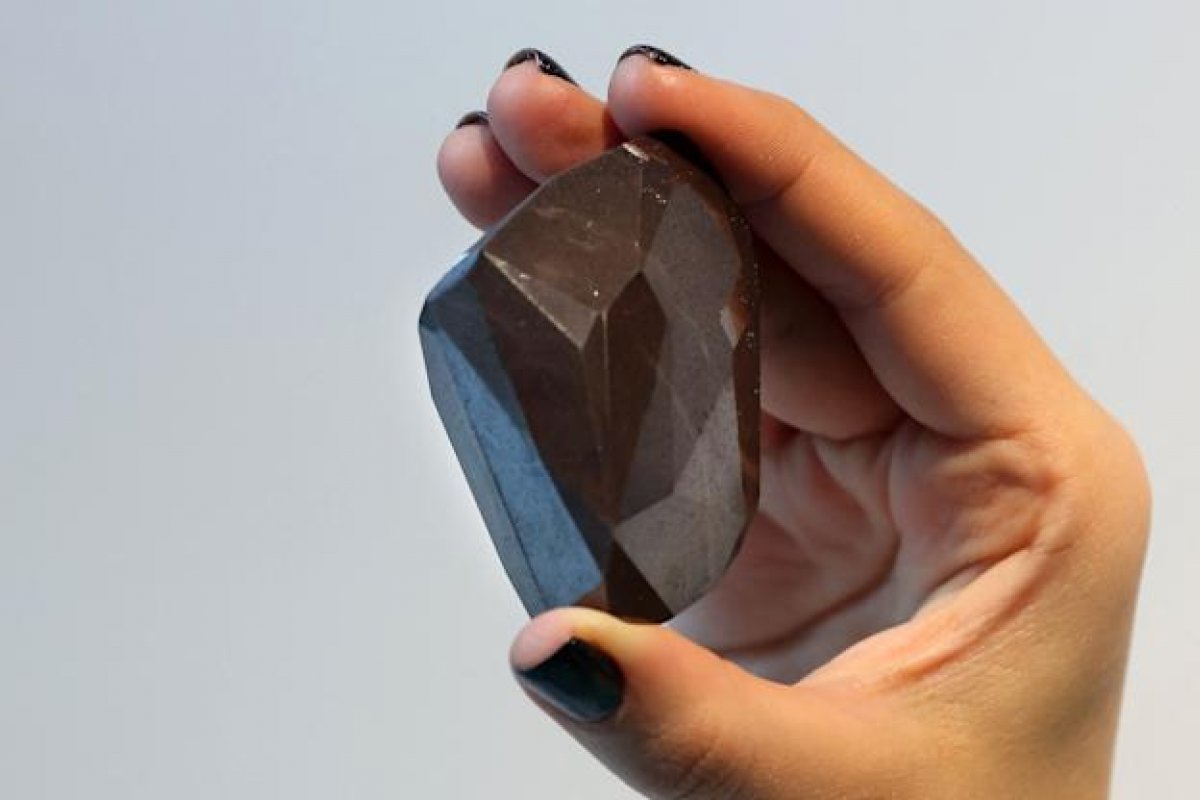 Maior diamante negro natural  do mundo é arrematado por R$ 22,4 milhões