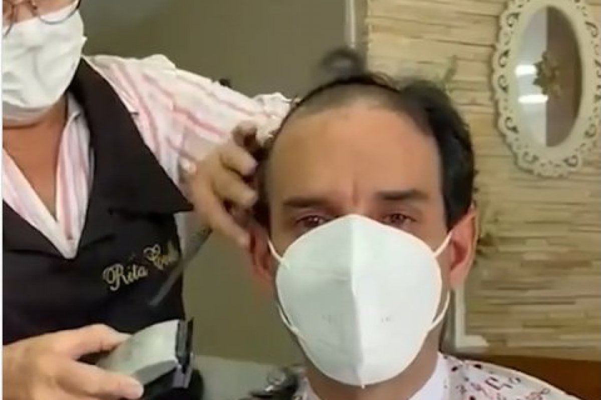 Vídeo: Léo Prates raspa a cabeça em solidariedade à sobrinho 