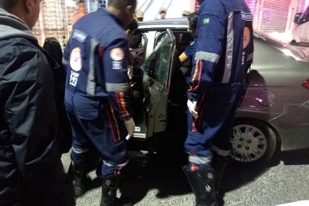 Carro de policiais é alvejado 