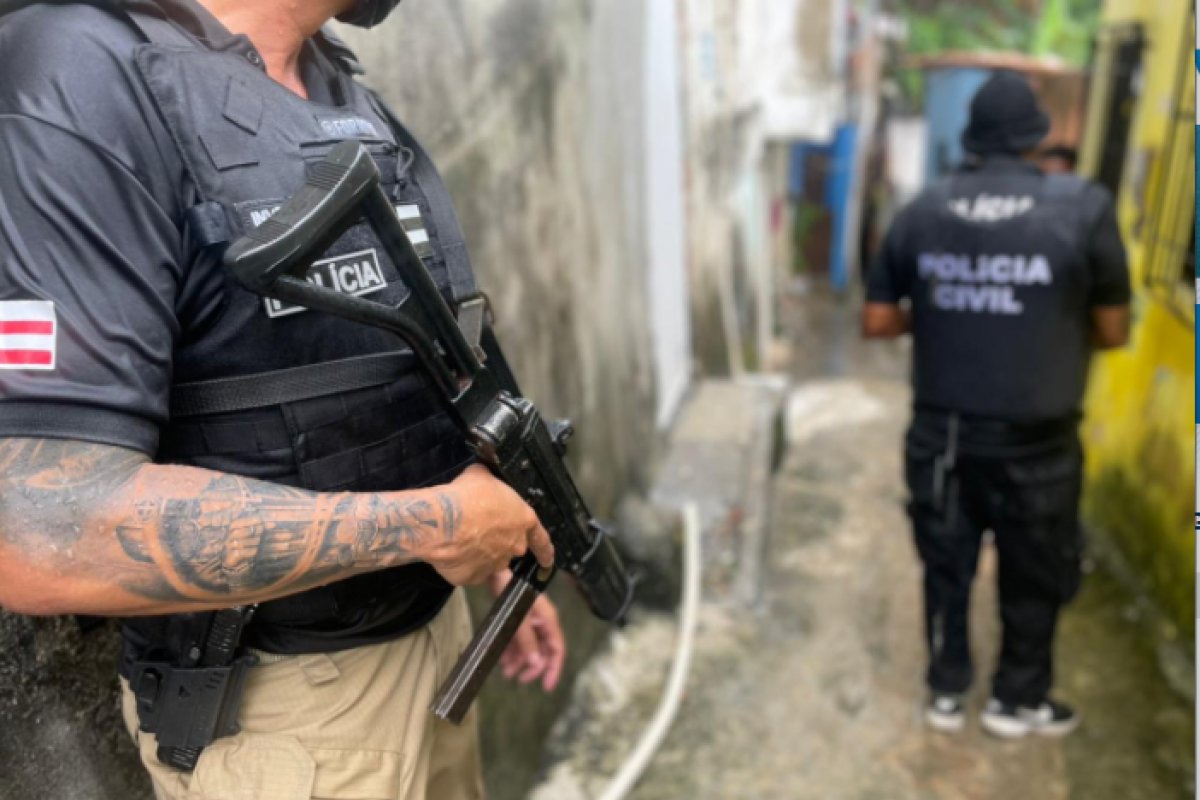 Polícia apreende  submetralhadora artesanal e drogas na Gamboa, em Salvador 