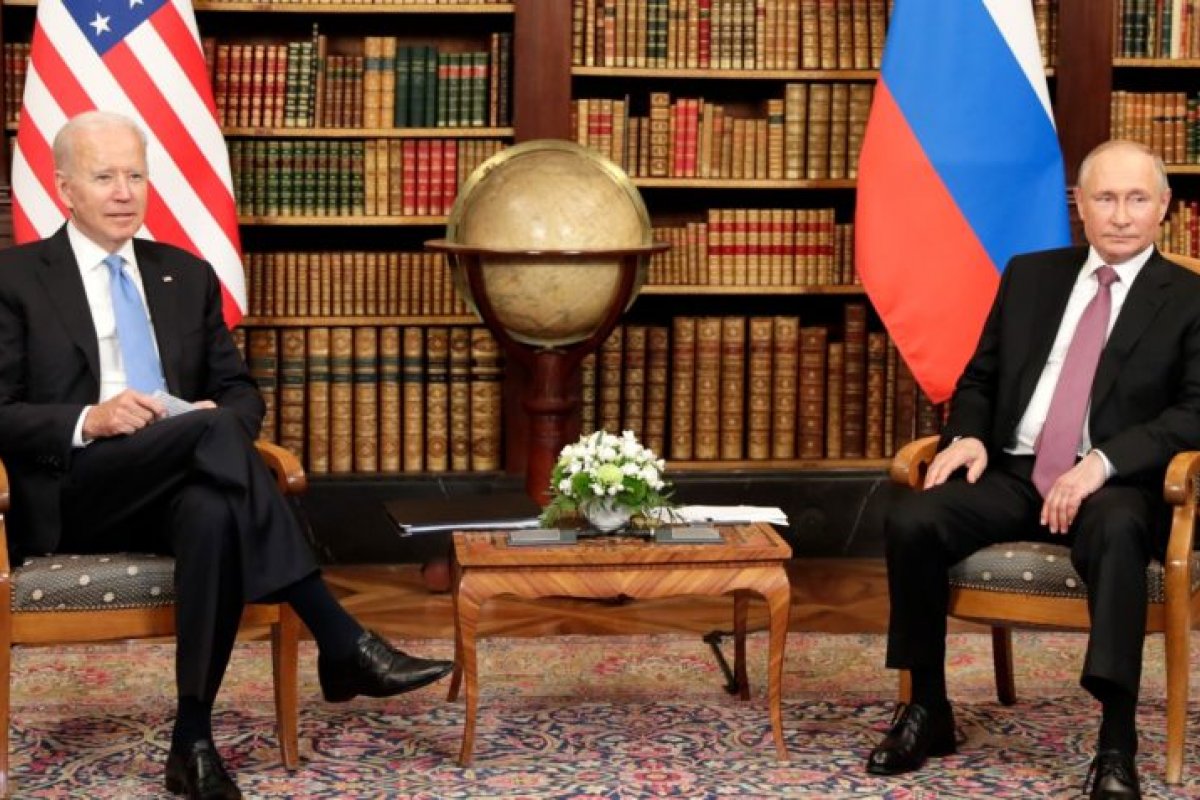 Biden e Putin devem conversar por videoconferência neste sábado (12)