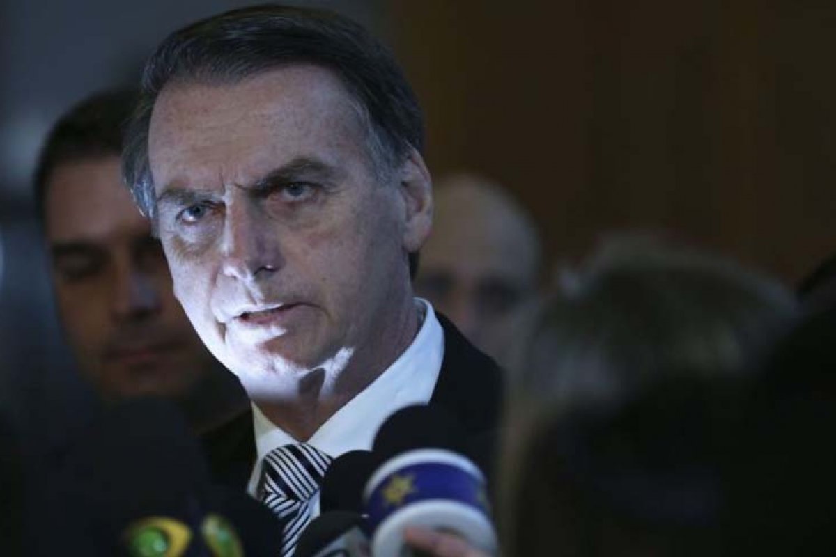 Bolsonaro revela corte de repasse ao MST e celebra armamento de fazendeiros