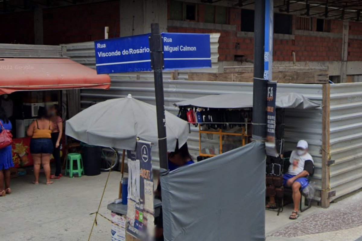 Rua Miguel Calmon, no bairro do Comércio, em Salvador, é interditada
