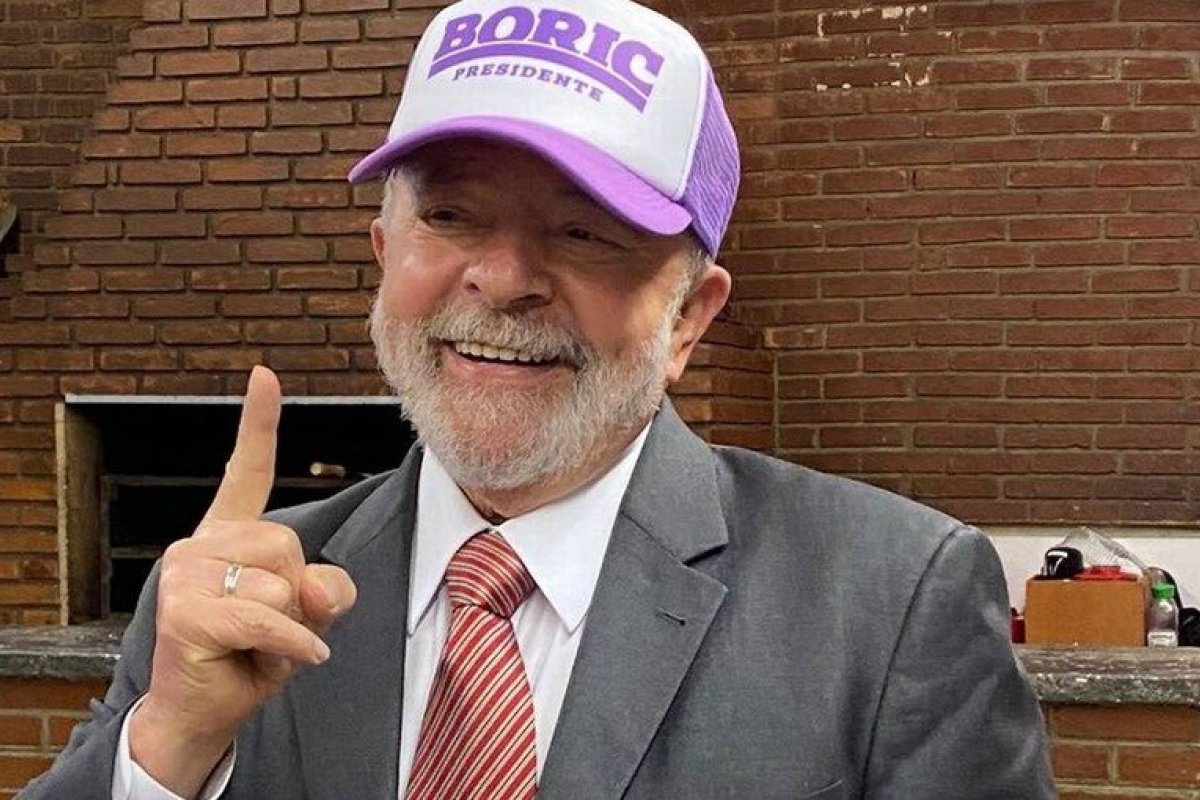 No Chile, presidente eleito Gabriel Boric tenta levar Lula para sua posse, em março