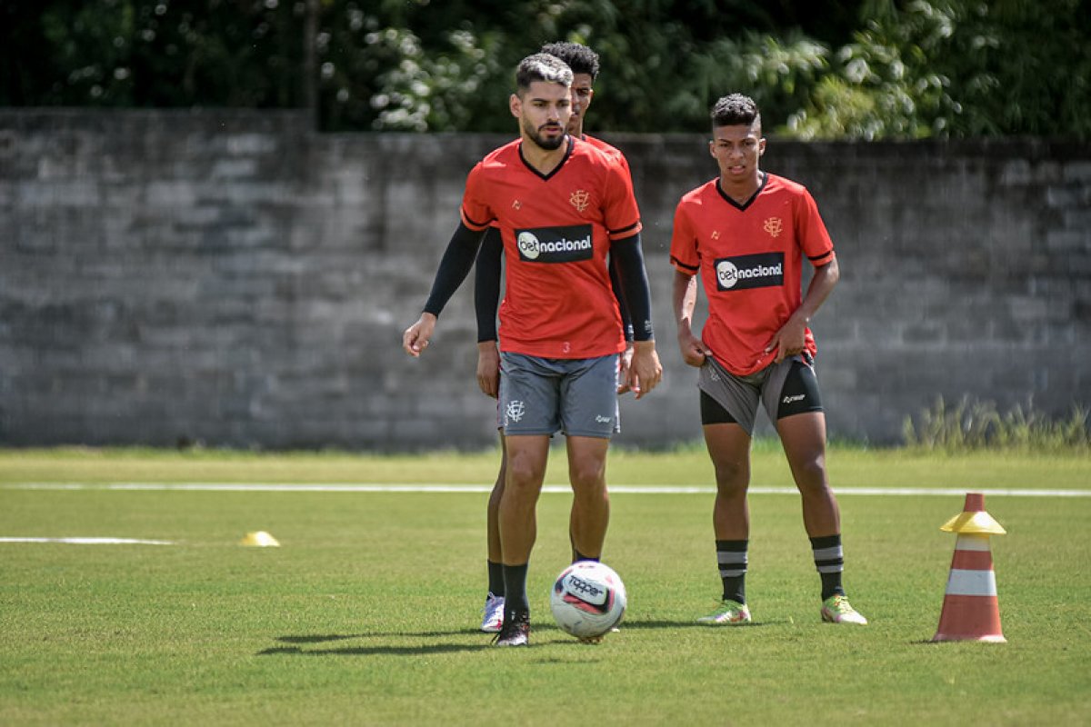 Vitória duela contra Vitória da Conquista em busca do G-4, neste domingo