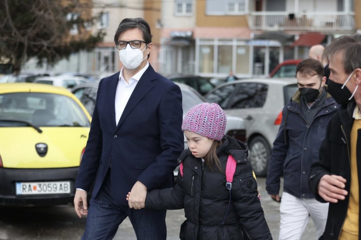 Vítima de bullying, menina com síndrome de Down é levada à escola pelo presidente da Macedônia do Norte