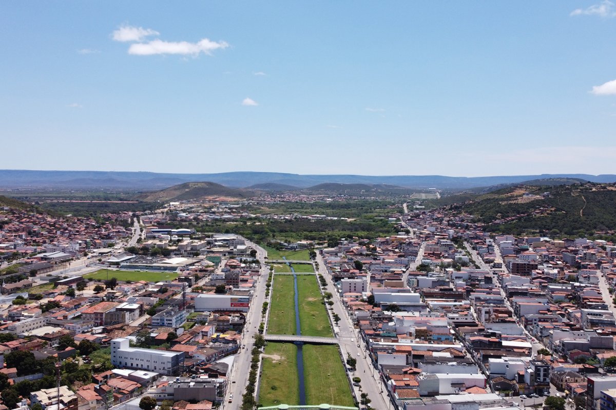 Fiação de poste pega fogo e provoca curto-circuito em Jacobina