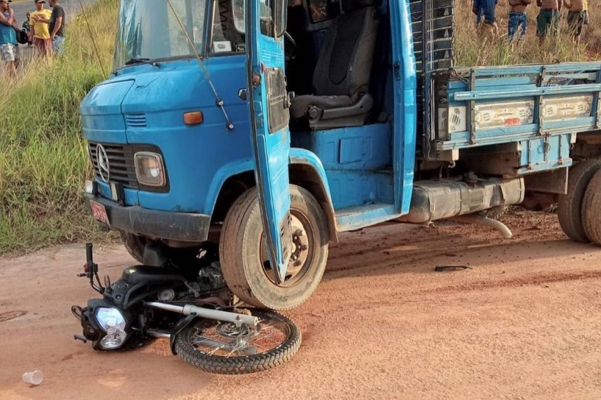 Mulher morre e namorado fica ferido após serem atropelados por caminhão, em Simões Filho