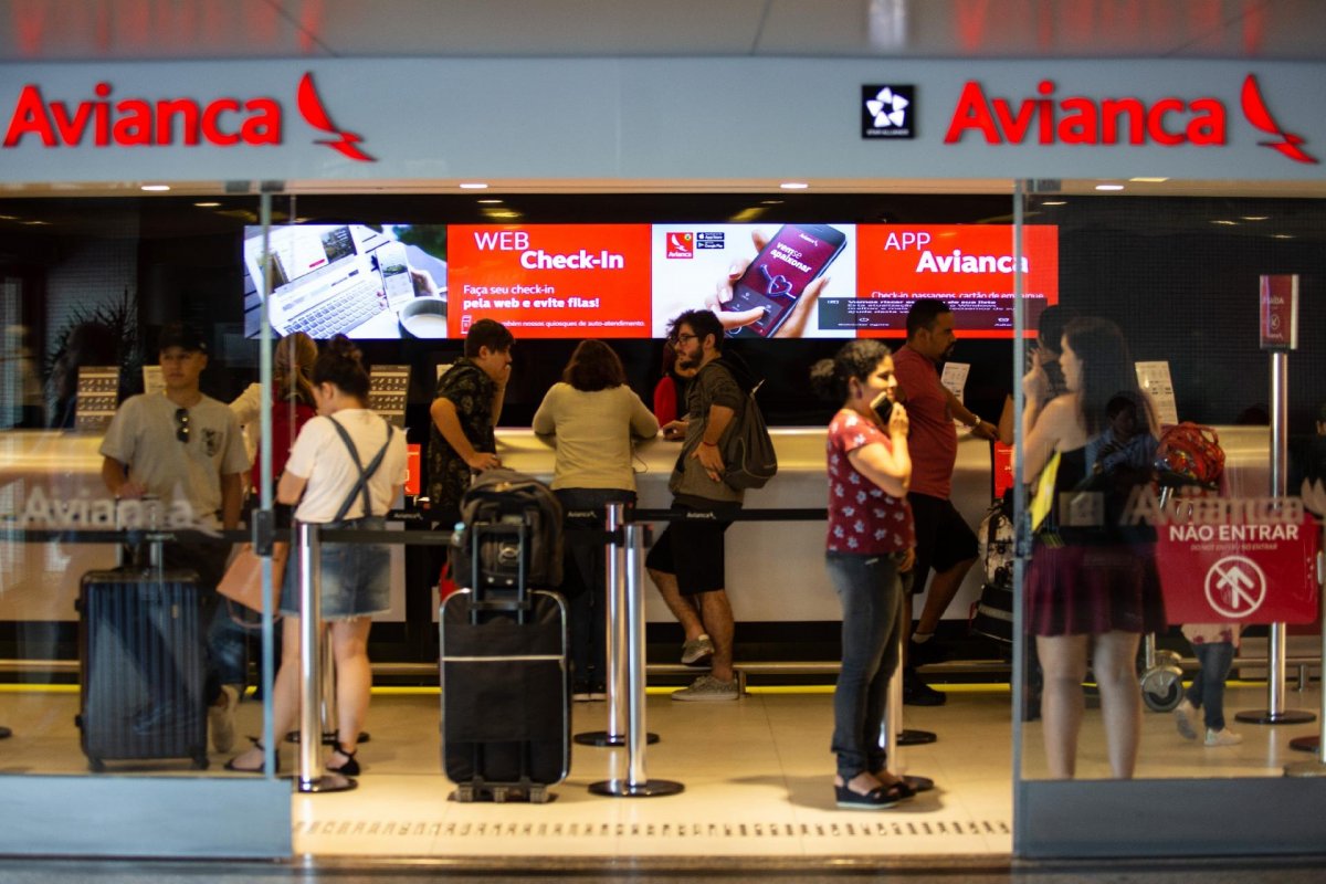 Com salários atrasados, funcionários da Avianca decidem entrar em greve