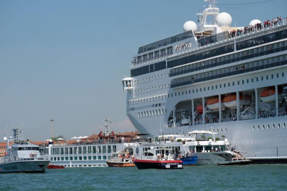 Em Veneza, Cruzeiro desgovernado colide em porto e deixa quatro feridos