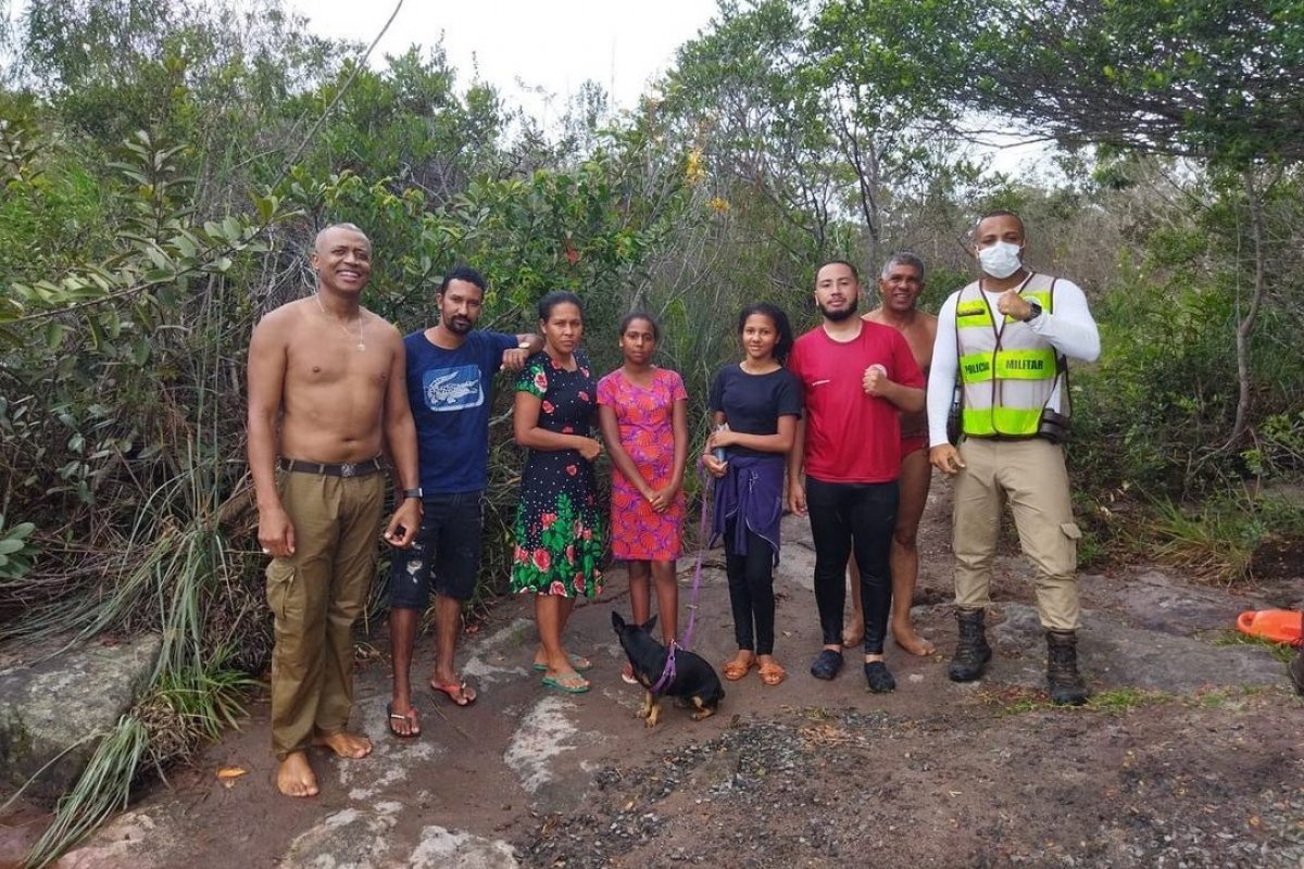 Polícia Militar resgata família ilhada no Rio Tiburtino, na Chapada Diamantina